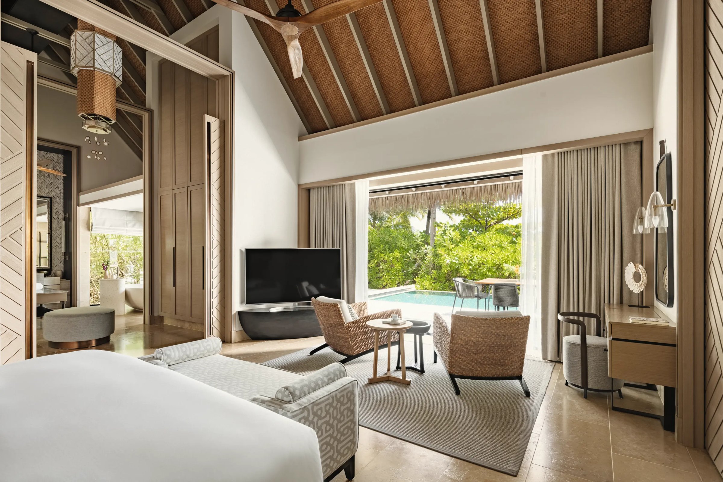 King Grand Beach Villa with Pool